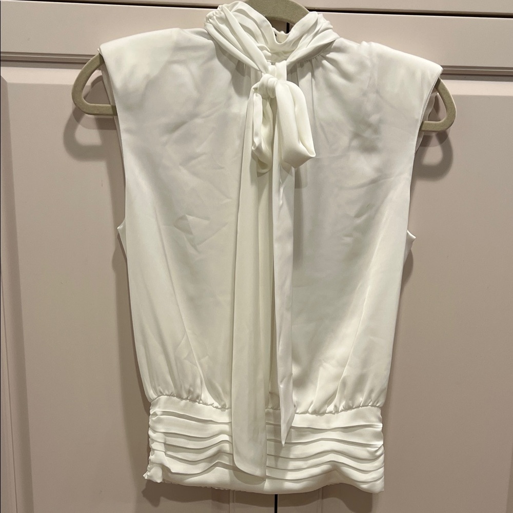 Rammy Brook NY Elegant White Sleeveless Blouse cute neck